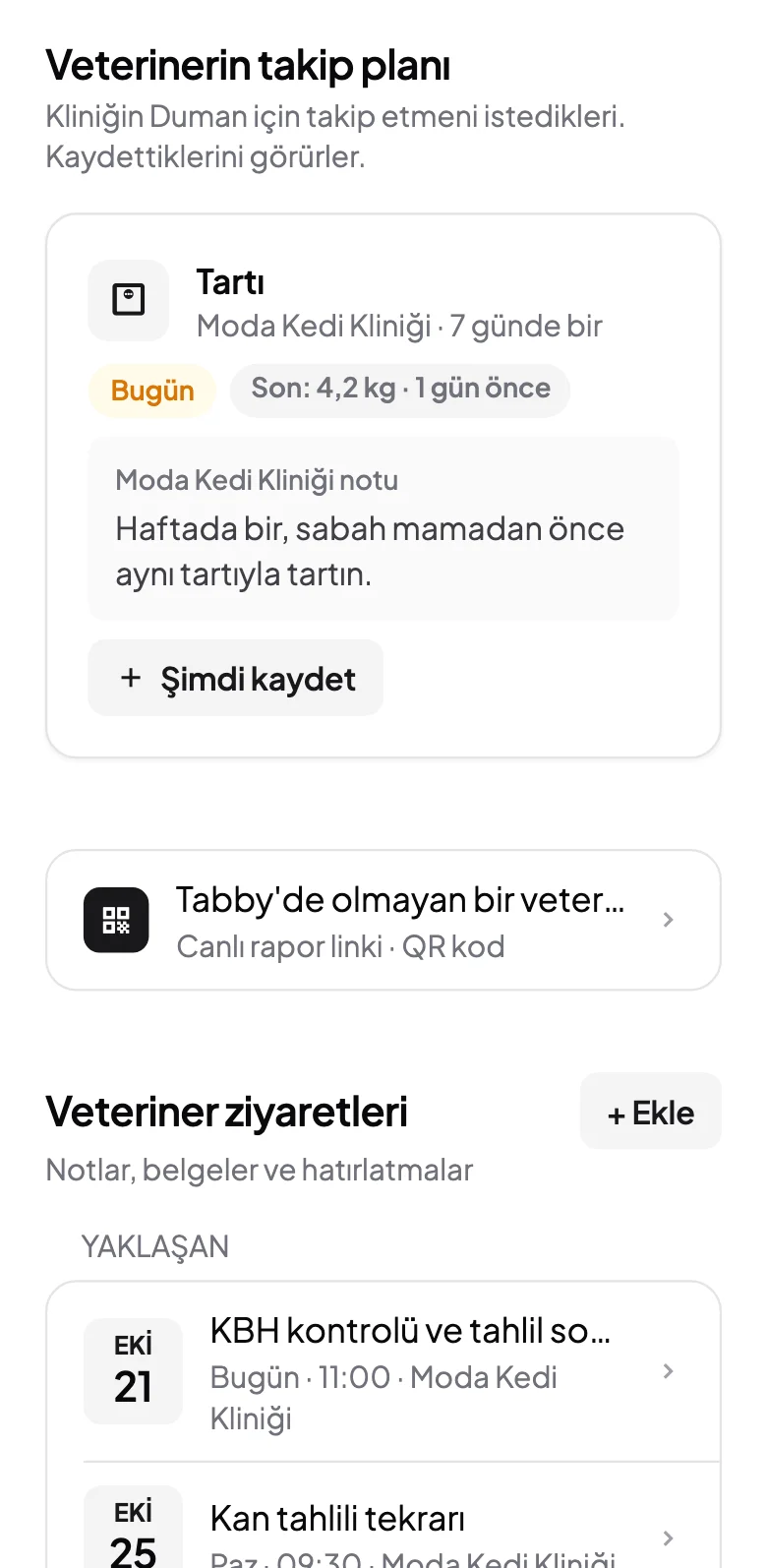 Aynı takip planı kedi sahibinin telefonunda: görev, kliniğin notu ve Şimdi kaydet düğmesi.
